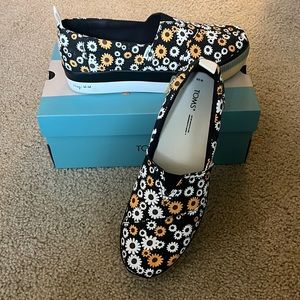 TOMS new in box womens size 10 loafer